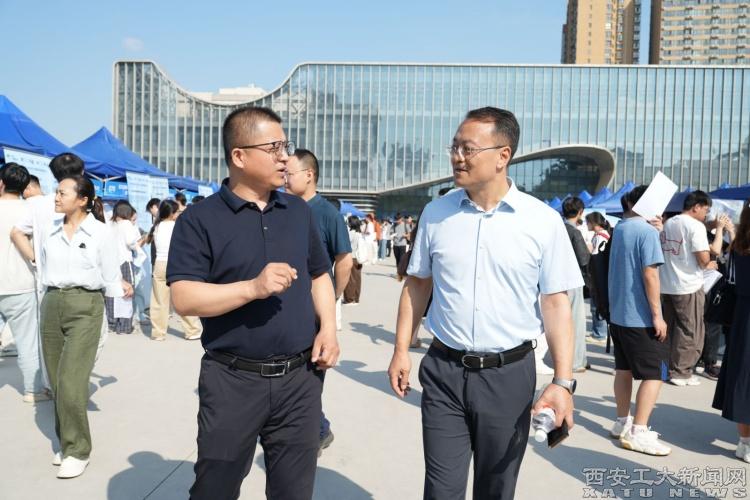 “民营企业服务月”2026年西安市重点行业高校巡回招聘活动——计算机与人工智能专场在我校成功举办